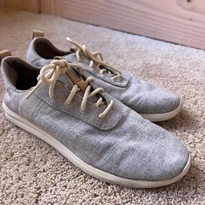 Tom’s tennis shoes